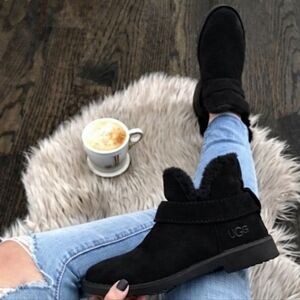 UGG McKay Black Sheepskin Ankle Boots Fur Lined Suede Womens 7